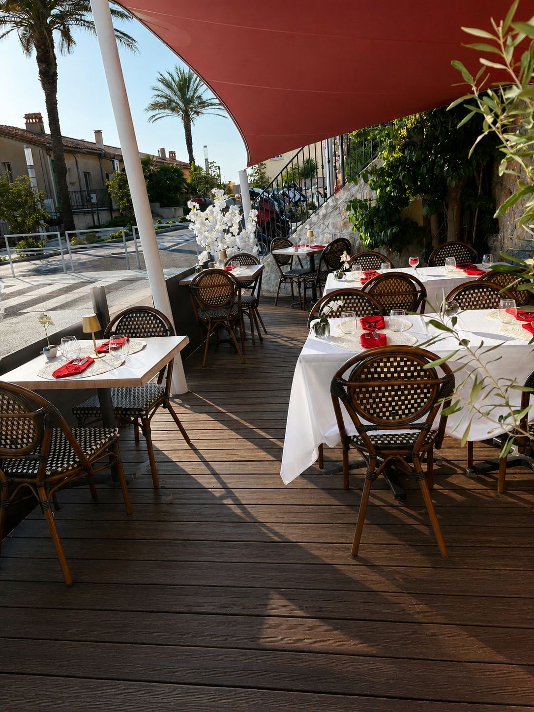 Terrasse du restaurant Saveurs du Brusc face au port du Brusc